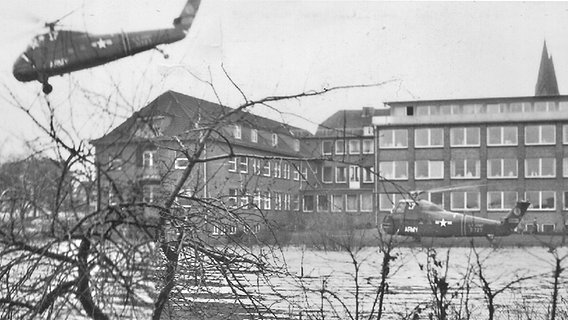 Hubschrauber während der Sturmflut am 17. Februar 1962 am Krankenhaus Hamburg-Wilhelmsburg. © NDR Foto: Werner Rabe