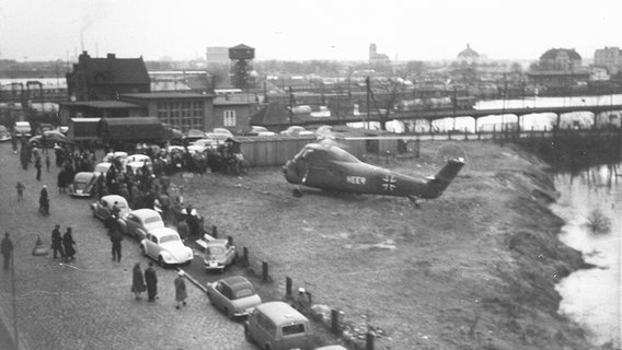 Ein Hubschrauber landet am Wilhelmsburger Bahnhof © NDR Foto: Edith Vasicek