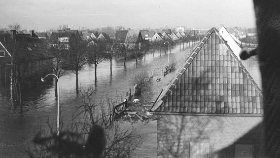 Februar 1962: Blick auf den überfluteten Siedenfelder Weg in Hamburg-Kirchdorf. © NDR Foto: Karl-Heinz Leptien