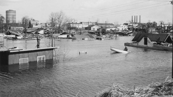 Überflutete Kleingartenkolonie Wilhelm Präffke in der Peutestraße in Hamburg nach der Sturmflut 1962. © NDR/Jenny Bommer 