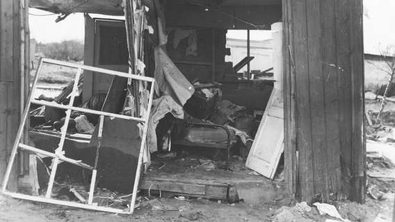 Zerstörte Laube nach der Sturmflut 1962 an der Harburger Chaussee in Hamburg-Wilhelmsburg. © NDR Foto: Hans Rezek
