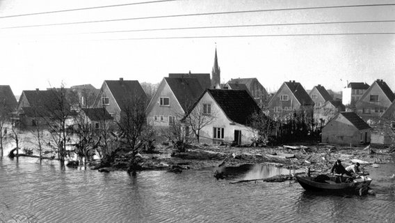 Blick auf Häuser der Siedlung Sandwisch in Moorfleet nach der Sturmflut 1962 © NDR Foto: Kurt Jenke
