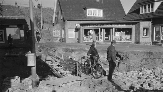 Zerstörte Straße am S-Bahnhof Billwerder-Moorfleet nach der Sturmflut 1962. © NDR Foto: Kurt Jenke