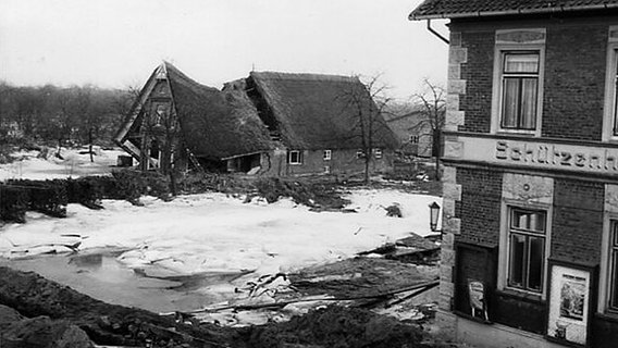 Zerstörtes Haus in der Hasselwerderstraße in Hamburg-Neuenfelde nach der Sturmflut 1962. © NDR/Monika Genz 