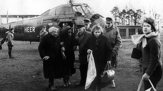 Gerettete Menschen steigen nach der Sturmflut 1962 aus einem Hubschrauber © dpa / picture alliance 