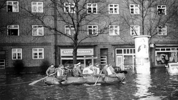 Sturmflut 1962 in Hamburg: Retter im Schlauchboot auf dem überfluteten Veddeler Damm. © NDR Foto: Adolf Scharenberg
