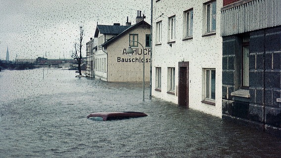 Überflutete Straße in Hamburg-Wilhelmsburg während der Sturmflut 1962. © NDR Foto: Peter Sander