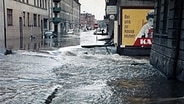 Überflutete Straße Vogelhüttendeich in Hamburg-Wilhelmsburg während der Sturmflut 1962. © NDR Foto: Peter Sander