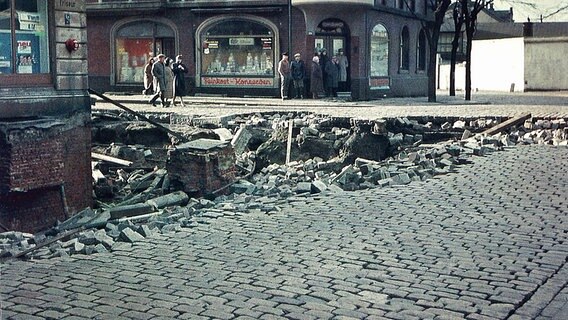 Krater in der Fährstraße in Hamburg-Wilhelmsburg nach der Sturmflut 1962. © NDR Foto: Peter Sander