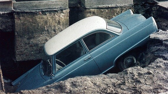 Ein Auto in einem Graben in Hamburg-Wilhelmsburg nach der Sturmflut 1962. © NDR Foto: Peter Sander