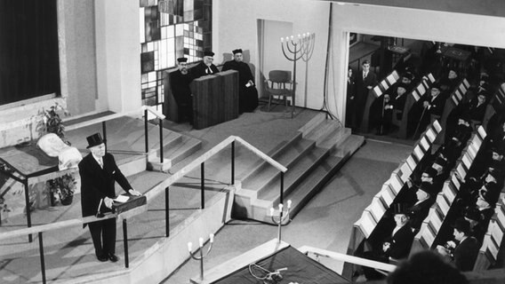 Hamburgs Erster Bürgermeister Max Brauer hält bei der Einweihung der neuen Synagoge in Hamburg am 4. September 1960 eine Ansprache. © dpa - Report Foto: Uwe Marek