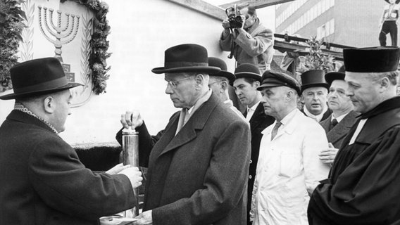 Hamburg's First Mayor Max Brauer (2nd from left) during the ceremonial laying of the foundation stone for the first new synagogue building after the Second World War on November 9, 1958 in Hamburg.  On the far right the state rabbi Dr.  Ludwig Solomonowicz.  © dpa - Report Photo: Lothar Heidtmann