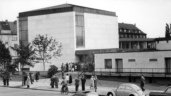 Außenansicht der Hamburger Synagoge Hohe Weide 1960. © dpa Foto: Uwe Marek