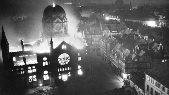 Burning synagogue on Bergstrasse in Hanover on November 10, 1938. © HAZ-Hauschild-Archive, Hanover Historical Museum.  Photo: Wilhelm Hauschild
