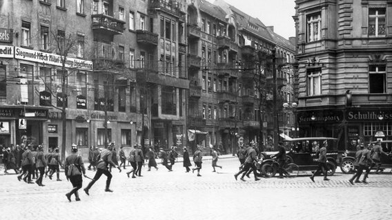 Zusammenstöße zwischen Polizei und Demonstranten in Berlin am 1. Mai 1929. © picture alliance / akg-images Foto: akg-images