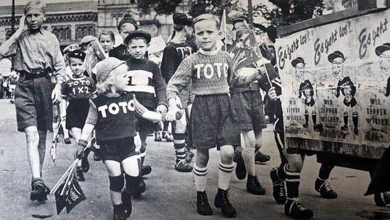 Kinder werben auf ihren Trikots in Hannover für das Fußball-Toto. © Lotto Toto Niedersachsen 