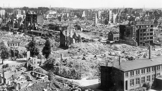 Zerstörte Gebäude in Hamburg-Eilbek nach den alliierten Luftangriffen im Sommer 1943. © dpa-Bildarchiv 
