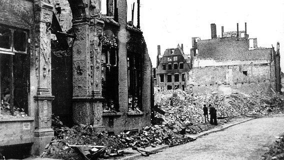 Zerstörte Häuser in der Lübecker Altstadt 1942. © picture-alliance / dpa 