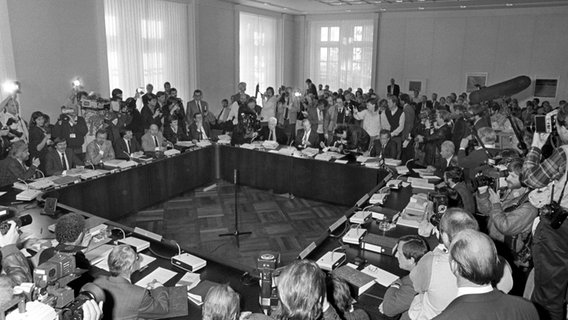 Der Untersuchungsausschuss zur Aufkkärung der Barschel-Affäre tagt am 23. Oktober 1987 unter großer Medienbeteiligung. © picture-alliance/ dpa Foto: Wulf Pfeiffer