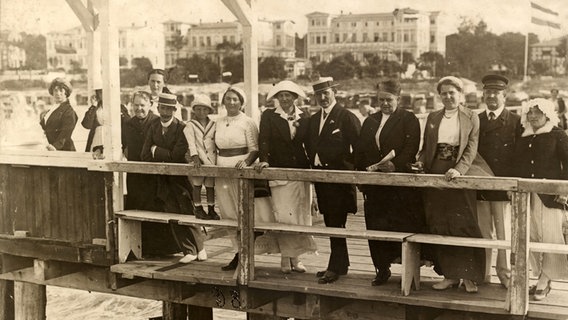 Feriengäste auf der Seebrücke im Ostseebad Zinnowitz auf Usedom 1914. © picture-alliance / akg-images Foto: akg-images