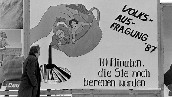 Auf einem Plakat in Hannover steht im Jahr 1987: "Volksausfragung '87 - 10 Minuten, die Sie noch bereuen werden" © dpa - Bildarchiv Foto: Wolfgang Weihs