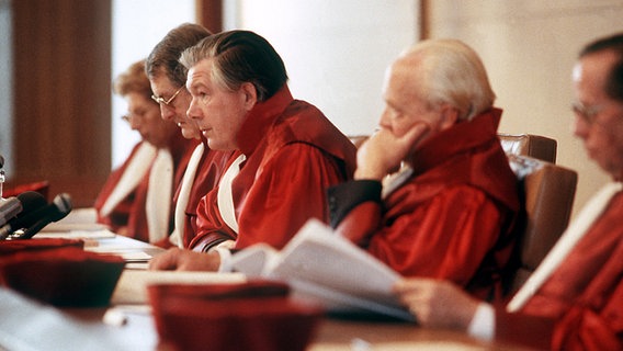 Der Erste Senat des Bundesverfassungsgerichtes mit Präsident Benda (M.) spricht am 15. Dezember 1983 das Urteil zum Volkszählungsgesetz. © dpa - Bildarchiv Foto: Michael Dick