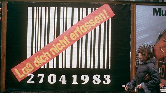 Frau steht 1983 in Hannover vor einem Protestplakat gegen die Volkszählung mit dem Slogan: "Laß dich nicht erfassen" © dpa - Bildarchiv Foto: Wolfgang Weihs