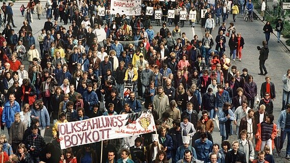 Demonstration in Hamburg gegen die Volkszählung 1987. © dpa - Report Foto: Carsten Rehder