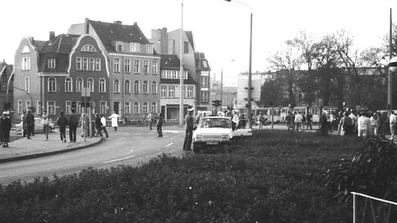 Schwarz-weiß-Foto von Volkspolizei-Einsatz in Rostock  