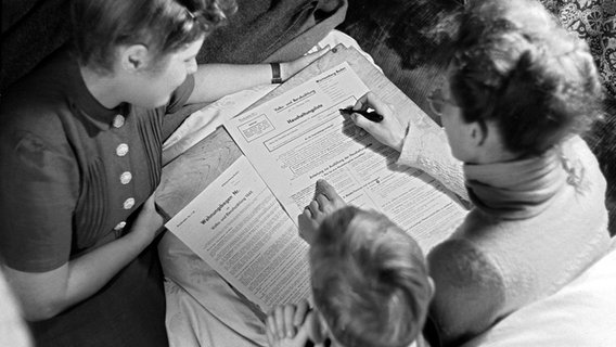 Volkszählung im besetzten Deutschland 1946. © picture-alliance/ dpa Foto: dpa DANA
