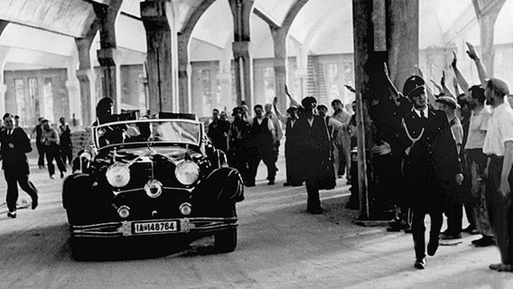 Adolf Hitler begutachtet das neue VW-Werk bei Fallersleben - begleitet vom Leiter der Deutschen Arbeitsfront Robert Ley (l) und Ferdinand Porsche © Picture-Alliance/dpa 