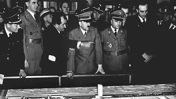 Adolf Hitler (M) am Modell der Volkswagenfabrik © Picture-Alliance/dpa 
