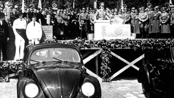 Adolf Hitler spricht am 26. Mai 1938 anlässlich der Grundsteinlegung des Volkswagenwerks bei Fallersleben. © dpa-Bildarchiv Foto: Ullstein