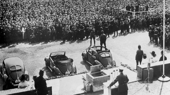 Adolf Hitler spricht am 26. Mai 1938 anlässlich der Grundsteinlegung des Volkswagenwerks bei Fallersleben © picture-alliance / dpa | Ullstein 