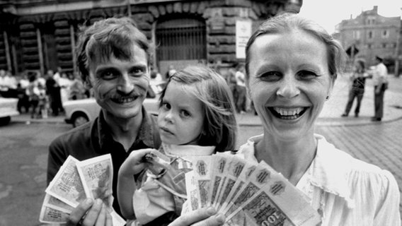 Familie mit Geldscheinen in der Hand © dpa/picture-alliance Foto: Ulrich Hässler