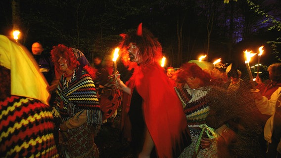 Als Hexen und Teufel verkleidet man sich in der Walpurgisnacht in Deutschland (Undatierte Aufnahme). © picture-alliance / DUMONT Bildarchiv Foto: Karl Johaentges