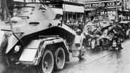 Panzer der Wehrmacht fahren im März 1939 durch Prag. © picture-alliance / akg-images 