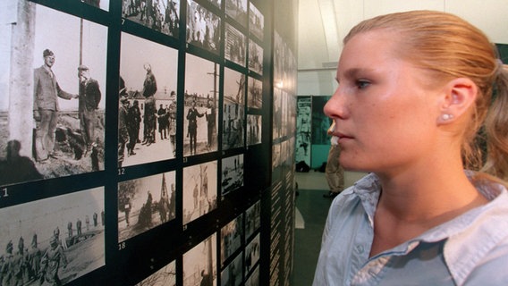 Besucherin vor Fotos der Wehrmachtsausstellung in Hamburg 1999 © dpa /picture alliance Foto: Stefan Hesse