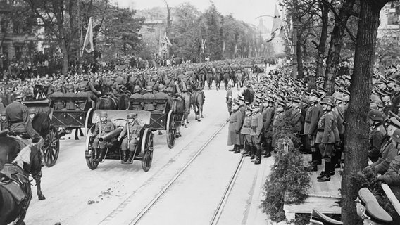 Siegesparade der Wehrmacht durch Warschau am 5. Oktober 1939. © picture alliance/ akg-images 