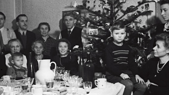 Eine Familie hat sich im Jahr 1945 um den Weihnachtsbaum versammelt. © picture alliance/IMAGNO Foto: IMAGNO/Votava