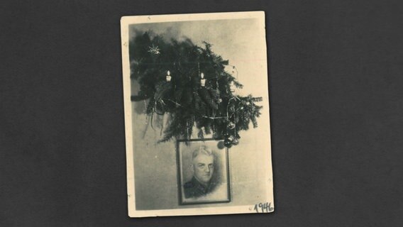 Ein Tannenzweig schmückt das Bild des vermissten Vaters. © Stiftung Freilichtmuseum am Kiekeberg Foto: Privat