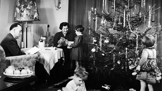 Eine Familie zu Zeiten des Wirtschaftswunders mit geschmücktem Weihnachtsbaum in der Stube © Kurt Röhrig/Helga Lade Foto: Kurt Röhrig