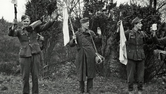 April 1945: Deutsche hissen die weiße Fahne. © picture alliance/akg-images Foto: akg-images