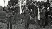 Wehrmachtssoldaten ergeben sich 1945 und halten weiße Tücher hoch. © picture alliance/akg-images Foto: akg-images