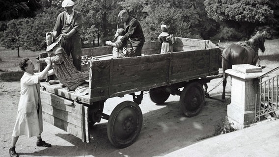 Männer beladen einen Pferdewagen mit Kunstgegenständen. © Stadtarchiv Braunschweig 