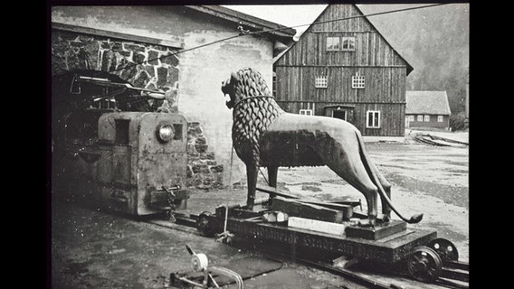 Der Braunschweiger Burglöwe fährt ins Bergwerk Rammelsberg in Goslar ein. © Stadtarchiv Braunschweig 