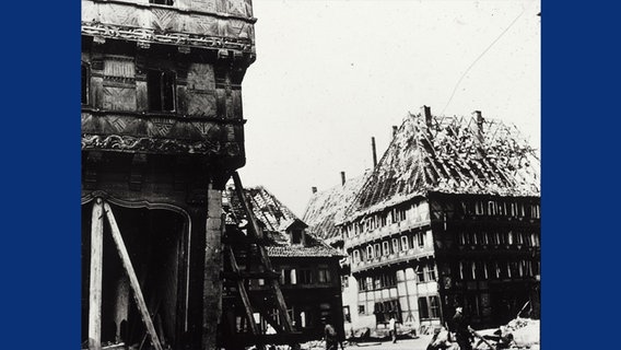 Das Bild zeigt die vom Zweiten Weltkrieg gezeichnete Alte Waage in Braunschweig. © Stadtarchiv Braunschweig 