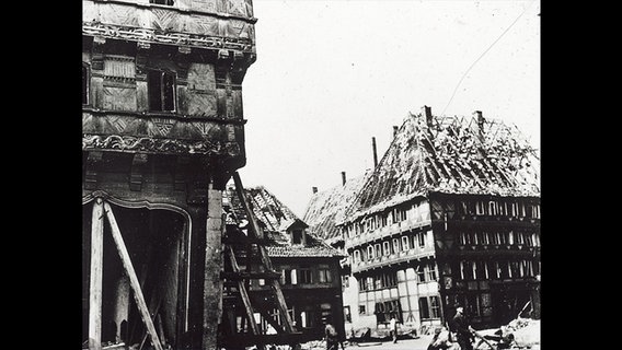 Das Bild zeigt die vom Zweiten Weltkrieg gezeichnete Alte Waage in Braunschweig. © Stadtarchiv Braunschweig 