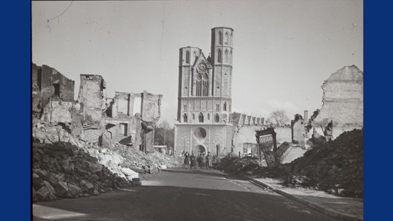 Das Bild zeigt die Hagenbrücke in Braunschweig nach einem Bombenangriff des Zweiten Weltkriegs. © Stadtarchiv Braunschweig 