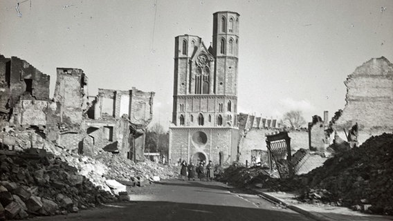Das Bild zeigt die Katharinenkirche am Hagenmarkt in Braunschweig nach einem Bombenangriff des Zweiten Weltkriegs. © Stadtarchiv Braunschweig 
